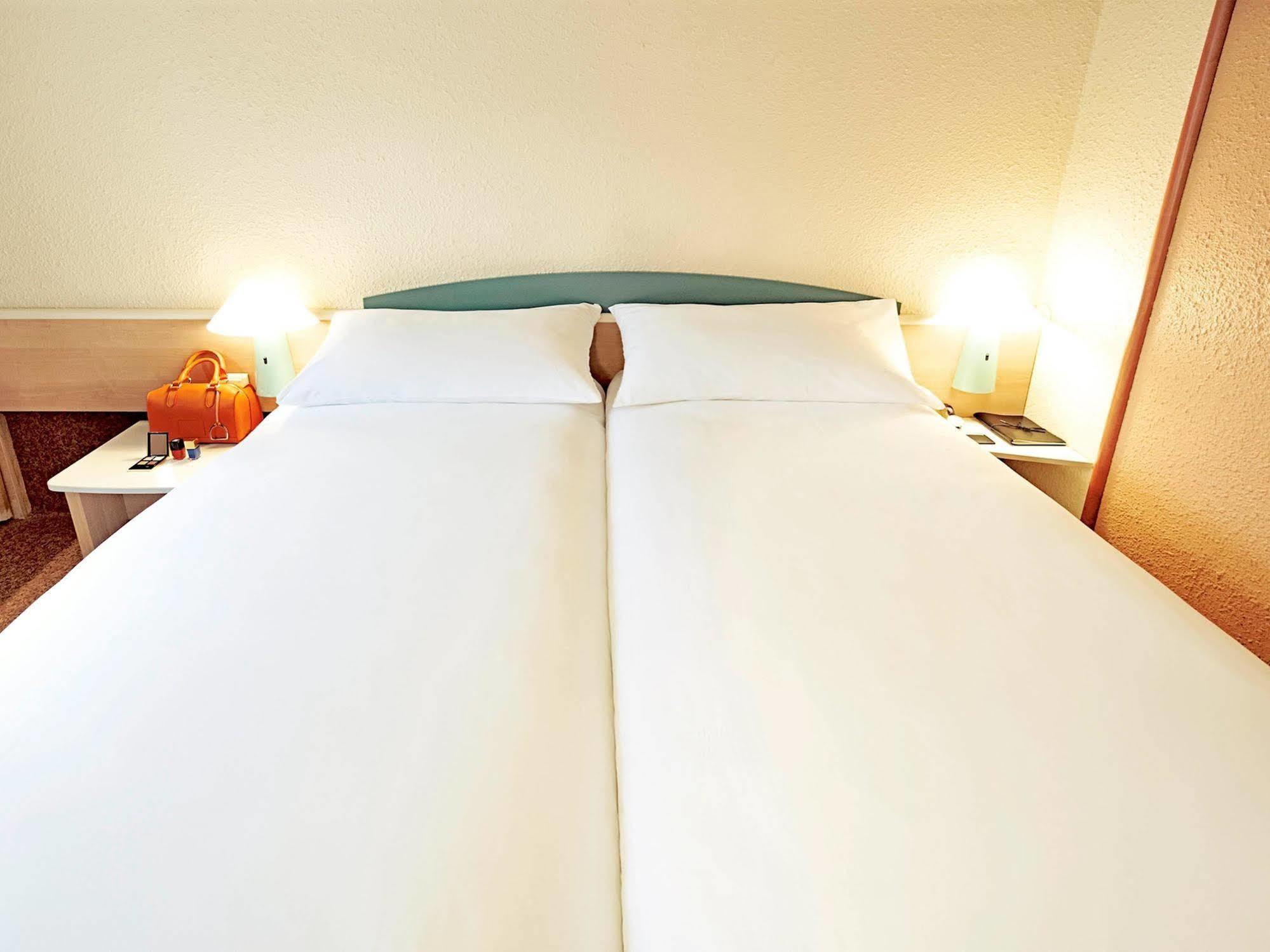 Ibis Archamps Porte De Geneve Exteriör bild